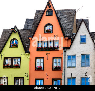 Eine Reihe von bunten Häuser an den Ufern des Rheins in Köln, Deutschland Stockfoto