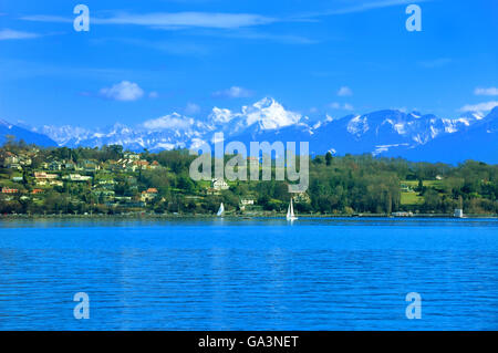 Mont Blanc und den französischen Alpen und einem Sommertag am Genfer See. Stockfoto