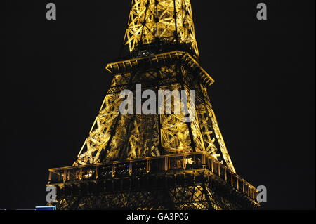 Der Eiffelturm (Tour Eiffel) bei Nacht, Paris, Frankreich. Stockfoto