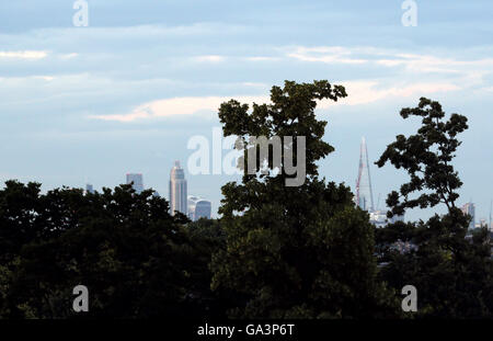 Die Skyline von London aus dem Gelände auf Tag sechs der Wimbledon Championships bei den All England Lawn Tennis and Croquet Club, Wimbledon angesehen. PRESSEVERBAND Foto. Bild Datum: Samstag, 2. Juli 2016. PA-Geschichte-TENNIS-Wimbledon zu sehen. Bildnachweis sollte lauten: Steve Paston/PA Wire. Einschränkungen: Nur zur redaktionellen Verwendung. Keine kommerzielle Verwendung ohne vorherige schriftliche Zustimmung von der AELTC. Noch Bild verwenden nur - keine bewegten Bilder, Sendung zu emulieren. Keine Überlagerung oder Entfernung von Sponsor/Ad-Logos. Rufen Sie + 44 (0) 1158 447447 für weitere Informationen. Stockfoto