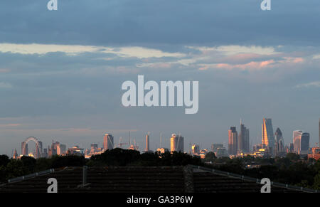 Die Skyline von London am sechsten Tag der Wimbledon Championships im All England Lawn Tennis and Croquet Club, Wimbledon, vom Gelände aus gesehen. DRÜCKEN SIE VERBANDSFOTO. Bilddatum: Samstag, 2. Juli 2016. Siehe PA Geschichte Tennis Wimbledon. Bildnachweis sollte lauten: Steve Paston/PA Wire. EINSCHRÄNKUNGEN: Nur für redaktionelle Zwecke. Keine kommerzielle Nutzung ohne vorherige schriftliche Zustimmung des AELTC. Nur für Standbilder – keine bewegten Bilder, die Broadcast emulieren können. Keine Überlagerung oder Entfernung von Sponsoren-/Werbelogos. Weitere Informationen erhalten Sie unter +44 (0)1158 447447. Stockfoto