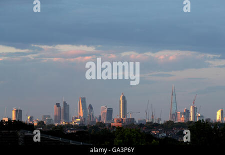 Die Skyline von London aus dem Gelände auf Tag sechs der Wimbledon Championships bei den All England Lawn Tennis and Croquet Club, Wimbledon angesehen. PRESSEVERBAND Foto. Bild Datum: Samstag, 2. Juli 2016. PA-Geschichte-TENNIS-Wimbledon zu sehen. Bildnachweis sollte lauten: Steve Paston/PA Wire. Einschränkungen: Nur zur redaktionellen Verwendung. Keine kommerzielle Verwendung ohne vorherige schriftliche Zustimmung von der AELTC. Noch Bild verwenden nur - keine bewegten Bilder, Sendung zu emulieren. Keine Überlagerung oder Entfernung von Sponsor/Ad-Logos. Rufen Sie + 44 (0) 1158 447447 für weitere Informationen. Stockfoto