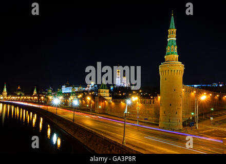 Nachtansicht der Kreml und der Moskwa Ufer in Moskau, Russland Stockfoto