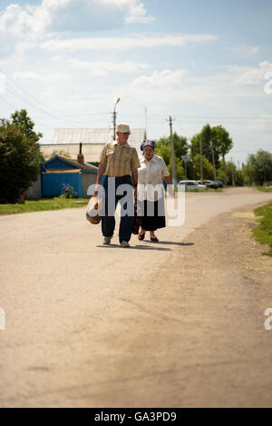 Altes Paar Walking auf einer Straße im Sommer Stockfoto