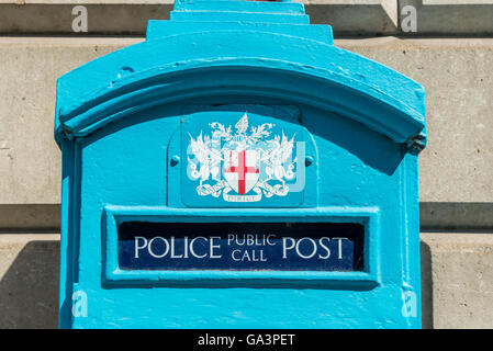 London, Vereinigtes Königreich - 25. Juni 2016: Londoner Polizei öffentlichen Aufruf Box. Original Polizei blau Telefonzelle wurde kostenlos nutzen Stockfoto