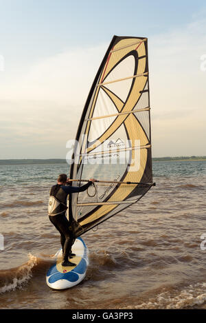Mann auf einem See Windsurfen lernen Stockfoto