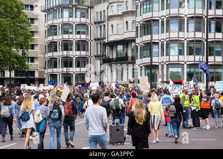 LONDON - 2. Juli: Demonstranten auf dem Marsch für Europa Protest am 2. Juli 2016 in London, England, Vereinigtes Königreich. Eine geschätzte 35 du Stockfoto