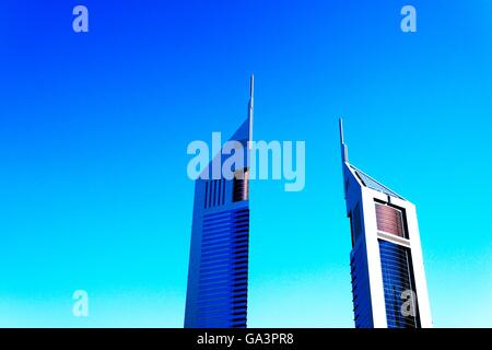 Die Emirates Towers Komplex, Dubai, Vereinigte Arabische Emirate. Links ist Emirates Office Tower. Rechts ist das Jumeirah Emirates Towers Hotel Stockfoto