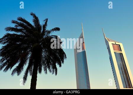 Die Emirates Towers Komplex, Dubai, Vereinigte Arabische Emirate. Links ist Emirates Office Tower. Rechts ist Jumeirah Emirates Towers Hotel Stockfoto