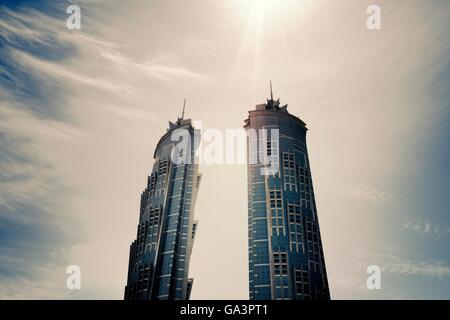 Zwillingstürme des JW Marriott Marquis Dubai Hotel auch bekannt als Emirates Park Towers. Dubai, Vereinigte Arabische Emirate. Weltweit höchste Hotel 76 Geschichte 355 Meter Stockfoto