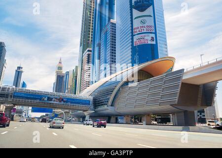 Stadt Dubai. Metrostation Financial Centre an der Sheikh Zayed Road. Al-Yaquob-Turm in der Ferne. Vereinigte Arabische Emirate Stockfoto