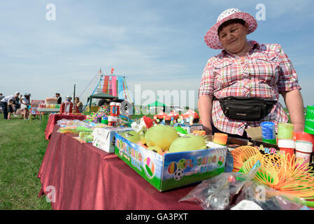 Frau, Verkauf von Spielzeug für Kinder auf einer Outdoor-Messe Stockfoto