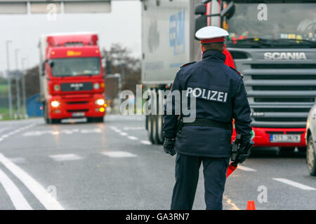 Österreichische Polizei, ein Verkehrspolizist prüft, Lkw, Österreich, Europa Stockfoto