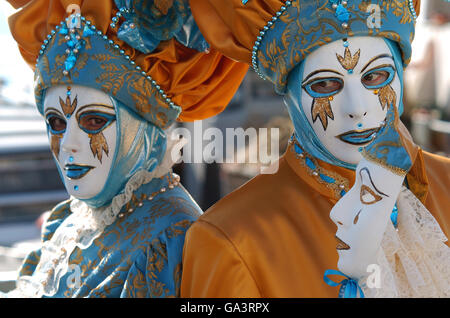 Masketeers in aufwendigen dekorativen Kostüm Maske Festival Venedig Stockfoto