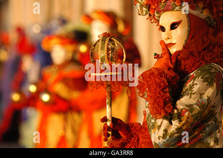 Masketeers in aufwendigen dekorativen Kostüm Maske Festival Venedig Stockfoto