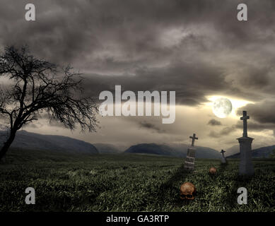 Gruselige Halloween Friedhof mit dunklen Wolken Stockfoto