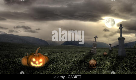 Gruselige Halloween Friedhof mit dunklen Wolken Stockfoto