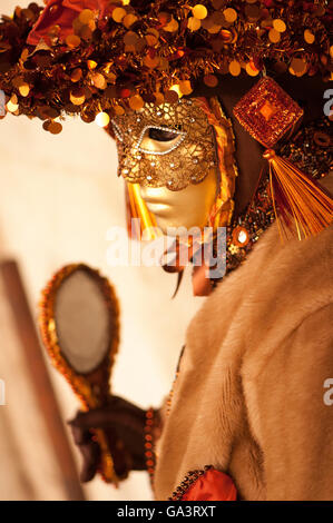 Masketeers in aufwendigen dekorativen Kostüm Maske Festival Venedig Stockfoto