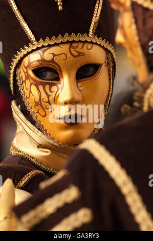 Masketeers in aufwendigen dekorativen Kostüm Maske Festival Venedig Stockfoto