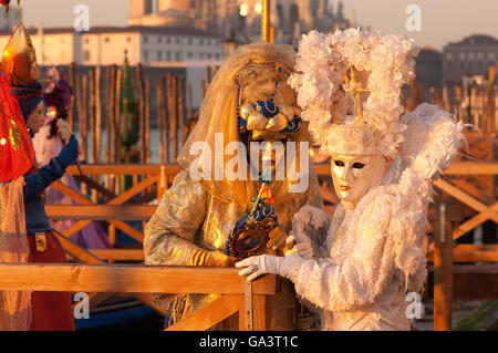 Masketeers in aufwendigen dekorativen Kostüm Maske Festival Venedig Stockfoto