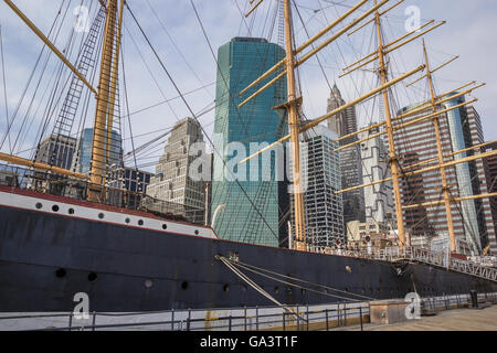 Altes Schiff am South Street Seaport in New York City, USA Stockfoto