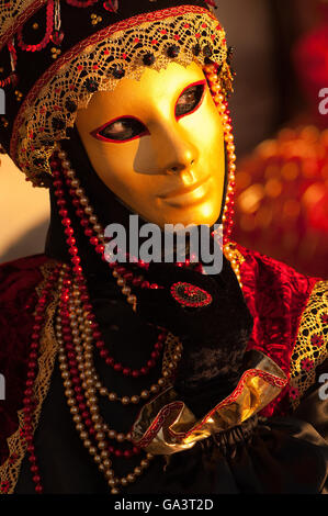 Masketeers in aufwendigen dekorativen Kostüm Maske Festival Venedig Stockfoto