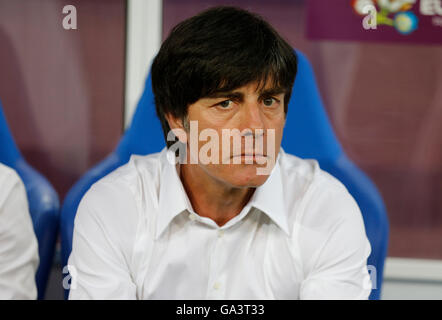 Bundestrainer der deutschen Fußballnationalmannschaft Joachim Low blickt auf während der UEFA EURO 2012 Spiel gegen Dänemark in Lviv Arena Stockfoto