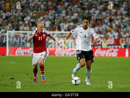 Mesut Özil Germany (R) kämpft für einen Ball mit Niki Zimling Dänemark während der UEFA EURO 2012 Spiel bei Arena Lwiw in Lemberg Stockfoto