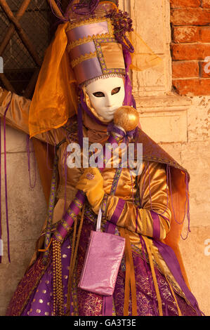 Masketeers in aufwendigen dekorativen Kostüm Maske Festival Venedig Stockfoto