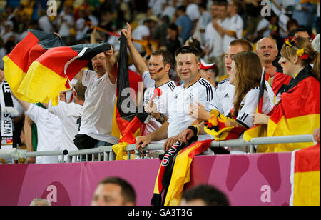 LVIV, UKRAINE - 17. Juni 2012: Deutschland-Fußball-Team-Fans zeigen ihre Unterstützung während der UEFA EURO 2012 Spiel gegen Dänemark in Lviv Arena in Lemberg, Ukraine. Deutschland gewann 2: 1 Stockfoto