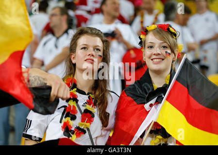 LVIV, UKRAINE - 17. Juni 2012: Deutschland-Fußball-Team-Fans zeigen ihre Unterstützung während der UEFA EURO 2012 Spiel gegen Dänemark in Lviv Arena in Lemberg, Ukraine. Deutschland gewann 2: 1 Stockfoto