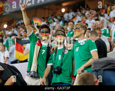 LVIV, UKRAINE - 17. Juni 2012: Deutschland-Fußball-Team-Fans zeigen ihre Unterstützung während der UEFA EURO 2012 Spiel gegen Dänemark in Lviv Arena in Lemberg, Ukraine. Deutschland gewann 2: 1 Stockfoto