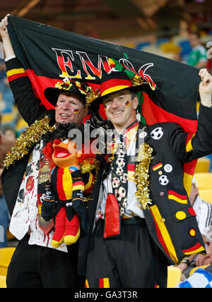 LVIV, UKRAINE - 17. Juni 2012: Deutschland-Fußball-Team-Fans zeigen ihre Unterstützung während der UEFA EURO 2012 Spiel gegen Dänemark in Lviv Arena in Lemberg, Ukraine. Deutschland gewann 2: 1 Stockfoto