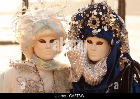 Masketeers in aufwendigen dekorativen Kostüm Maske Festival Venedig Stockfoto