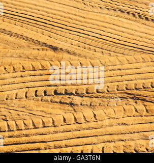 in den Sand und Richtung Textur Oman Wüste Spuren von einigen Autos Stockfoto