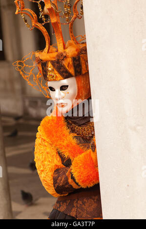 Masketeers in aufwendigen orange dekorative Kostüm Maske Festival Venedig Stockfoto