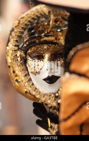 Masketeers in aufwendigen dekorativen Kostüm Blick auf ihr Spiegelbild in einem Spiegel auf der Venedig-Maske-Festival Stockfoto