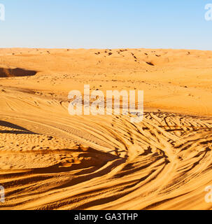 in den Sand und Richtung Textur Oman Wüste Spuren von einigen Autos Stockfoto