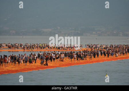 Lago d ' Iseo, Italien. 2. Juli 2016. Italien Lago d ' Iseo veranstaltet "The Floating Piers", ein einzigartiges Projekt von Bulgarien stammende Künstler Christo die Besucher zu Fuß von Sulzano, am östlichen Rand des Lago d ' Iseo, um die Insel Monte Isola erlaubt. Christo erstellt drei km von schwimmenden Bahnen bestehend aus 100.000 m ² Stoff, getragen von einem modularen dock System von 220.000 High-Density-Polyethylen-Cubes. Am Ende der 16-Tage-Frist werden alle Komponenten entfernt und industriell recycelt werden. Bildnachweis: Pazifische Presse/Alamy Live-Nachrichten Stockfoto