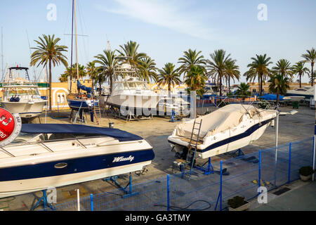 Boote auf Stelzen repariert, Trockendock, Werft, in der Marina von Fuengirola, Andalusien, Spanien. Stockfoto