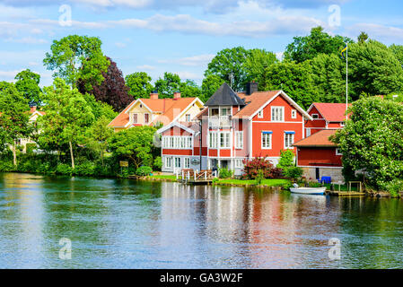 Borensberg, Schweden - 20. Juni 2016: Schöne rote Holzhaus mit kleinen Aussichtsturm am Flussufer zum Göta Kanal. Stockfoto