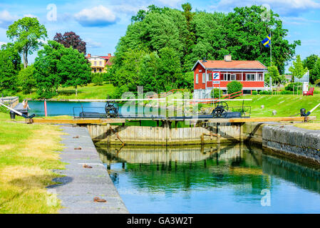 Borensberg, Schweden - 20. Juni 2016: Blick auf die Gota Canal mit einem geschlossenen Kanal sperren. Das Schloss ist eines der wenigen manuell maneuve Stockfoto