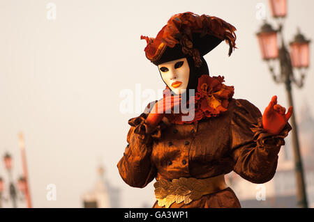 Schöne großzügige stilvolle elegante theatralische Kostüme vorgeführt und durch die Masketeers auf dem Festival Venedig Maske zur Geltung Stockfoto