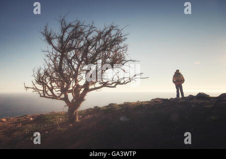 Person auf der Klippe und alte dir. Konzeptionelle Szene. Stockfoto