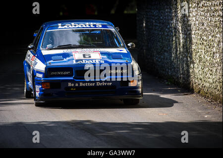 Ein 1989 Ford Sierra Cosworth RS500 Tourenwagen fährt den Berg auf dem Goodwood Festival of Speed 2016 hinauf Stockfoto