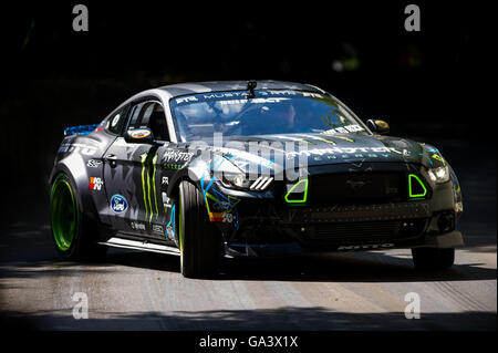 Vaughn Gittin Jnr fährt einen Ford Mustang RTR herauf den Hügel auf dem Goodwood Festival of Speed 2016 Stockfoto