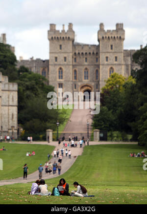 Menschen genießen das milde Wetter auf Long Walk bis Windsor Castle, Berkshire. Stockfoto