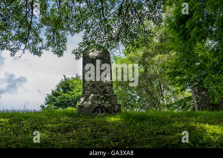 Alten Grabstein im schottischen Friedhof umgeben von Bäumen. Stockfoto