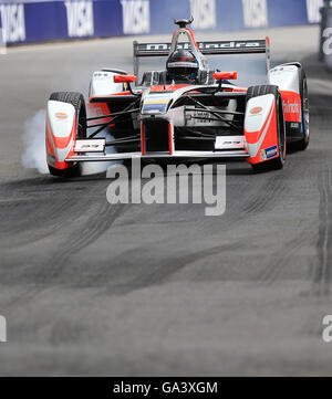 Mahindra Rennen Nick Heidfeld sperrt seine Bremsen Qualifikation in Runde zehn der FIA Formula E Championship im Battersea Park, London. Stockfoto