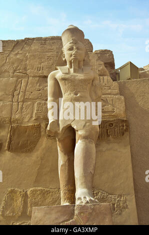 Statue des Pharao in das Peristyl Gericht von Tempel Amon-Ra in Karnak. Tal von Theben, Luxor, Ägypten Stockfoto